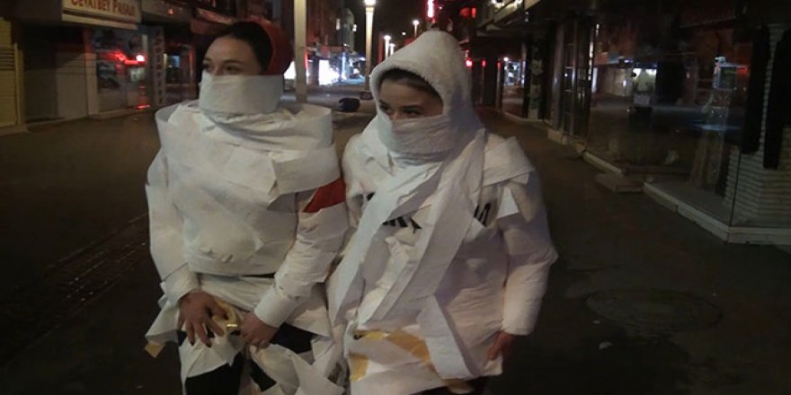 Sosyal medya paylaşımı için caddelerde mumya gibi gezdiler