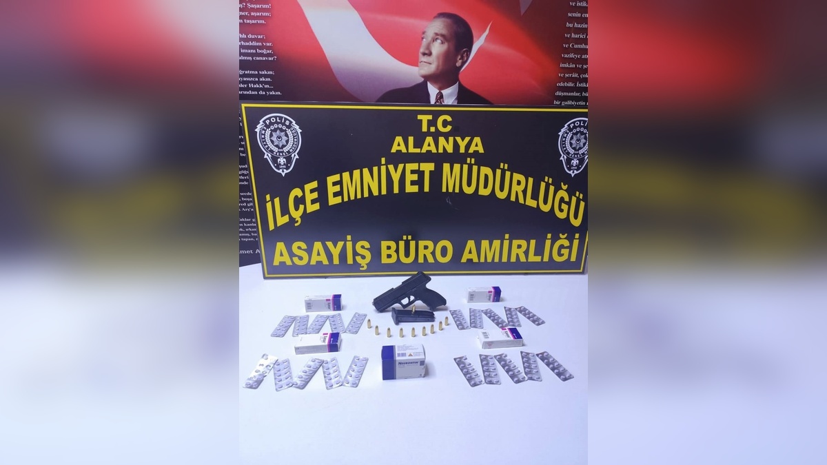Alanya'da şüpheli şahsın üzerinden ruhsatsız tabanca ve uyuşturucu hap ele geçirildi