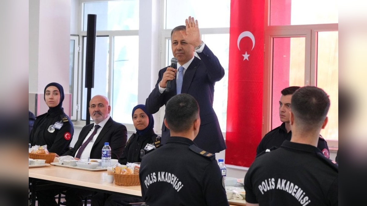 İçişleri Bakanı Yerlikaya, Polis Akademisi öğrencileriyle buluştu
