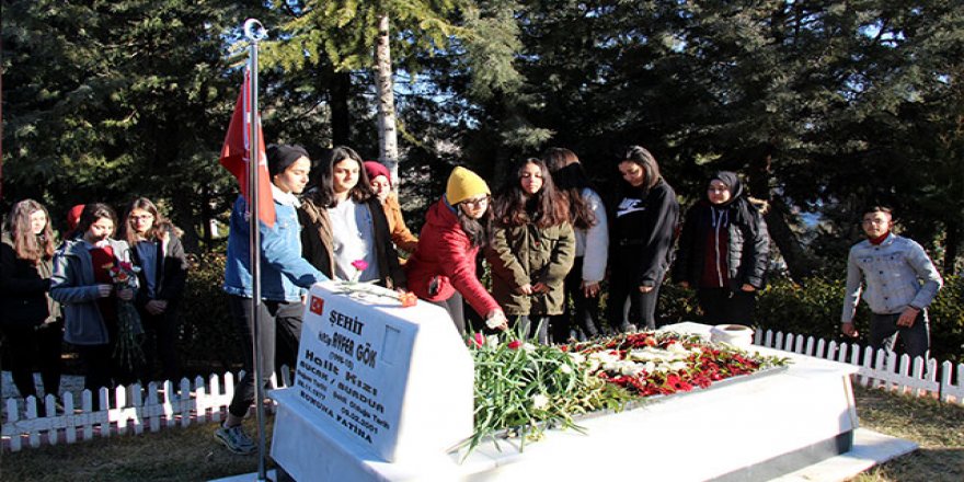 Türkiye'nin ilk kadın şehit pilotu Ayfer Gök, mezarı başında anıldı