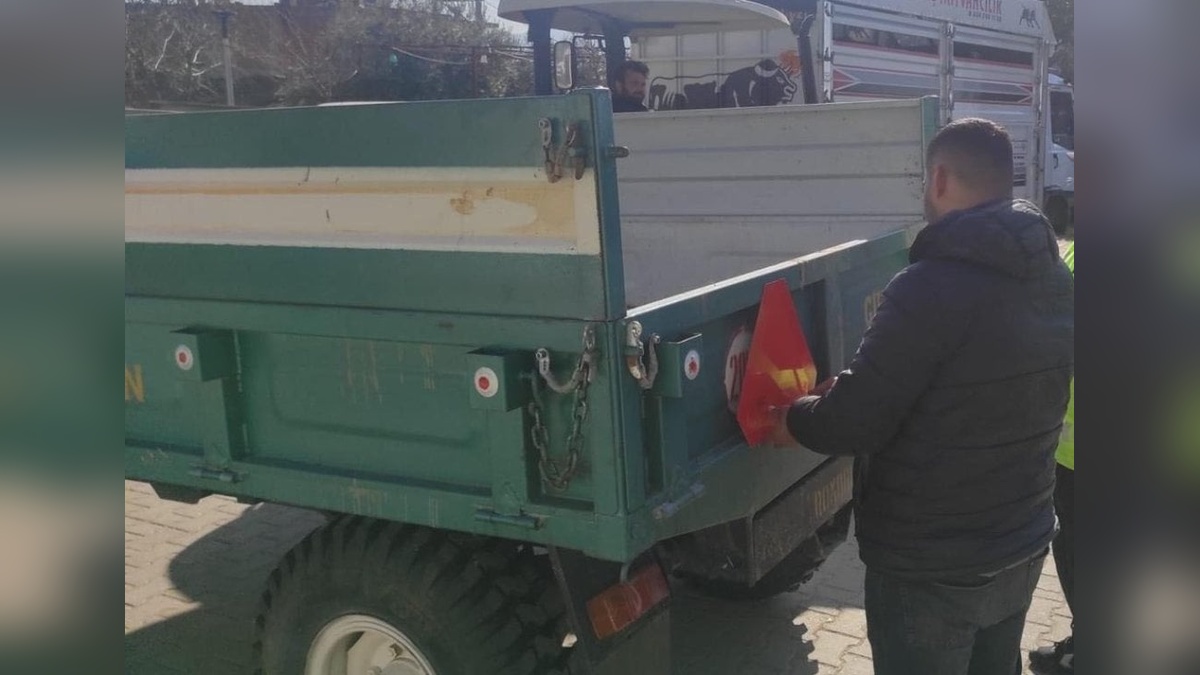 Sarıgöl'de traktörlere reflektör uyarısı