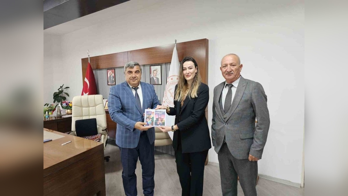 Afyonkarahisar'da öğretmen Kübra Akbulut Kavas, yazdığı çocuk kitaplarını İl Milli Eğitim Müdürü’ne takdim etti