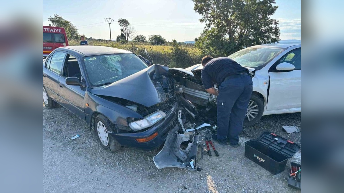 İvrindi'de kafa kafaya çarpışma: 5 yaralı