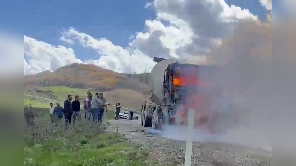 Erzurum'da beton mikseri alev alev yandı