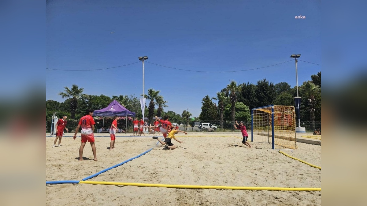 İzmir'de Atatürk Gençleri Plaj Hentbolu Şenliği coşkuyla tamamlandı