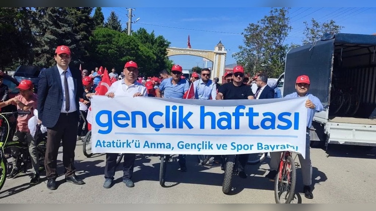 Altıntaş'ta Gençlik Haftası coşkusu: Bisiklet turu düzenlendi