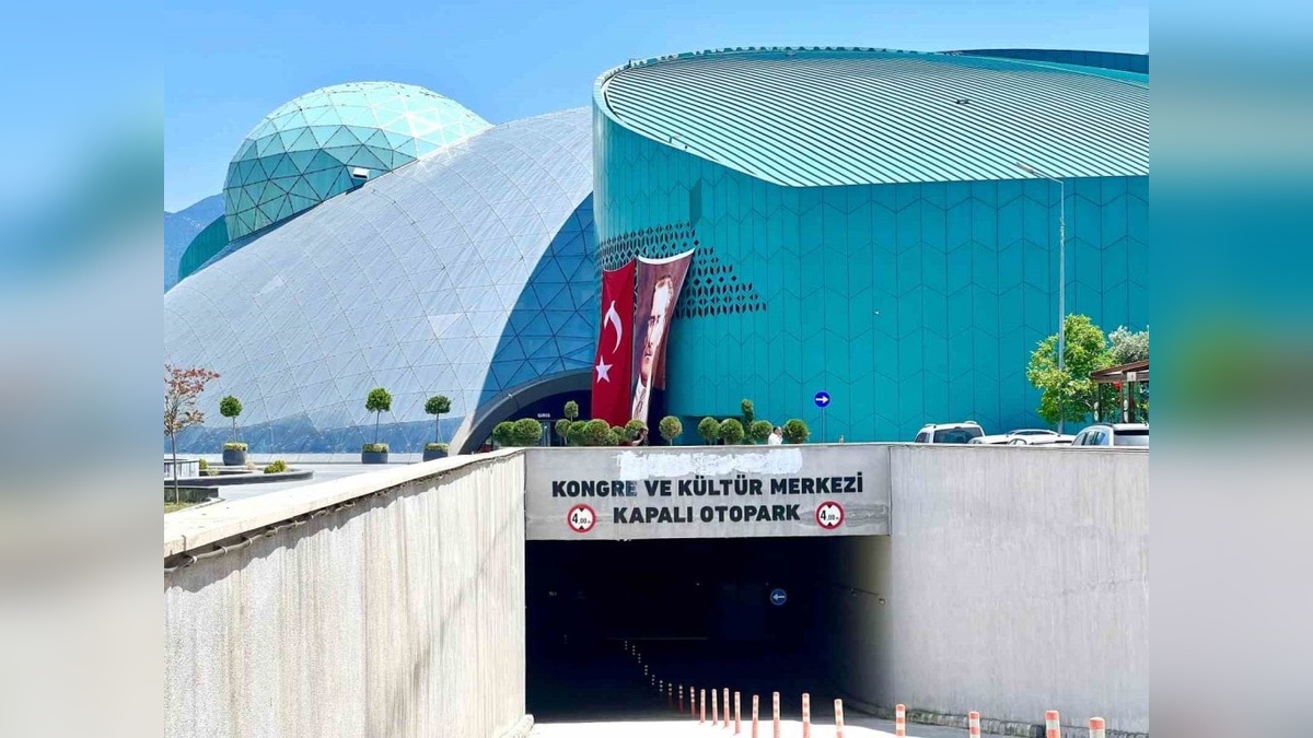 Denizli'de kongre merkezi isim krizi: Valilik onaylamadı, tabela geri asılmadı