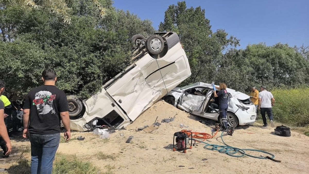 İnegöl'de trafik kazası: Minibüs takla attı, 2'si ağır 3 yaralı