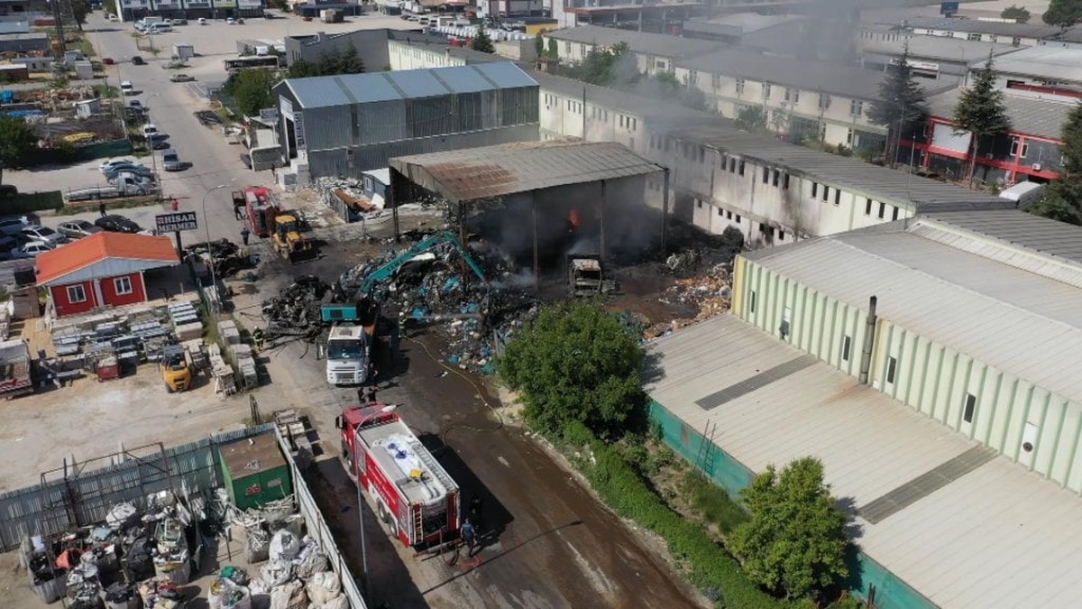 Eskişehir'de geri dönüşüm tesisinde yangın: İş makinesi ve kamyon kullanılamaz hale geldi