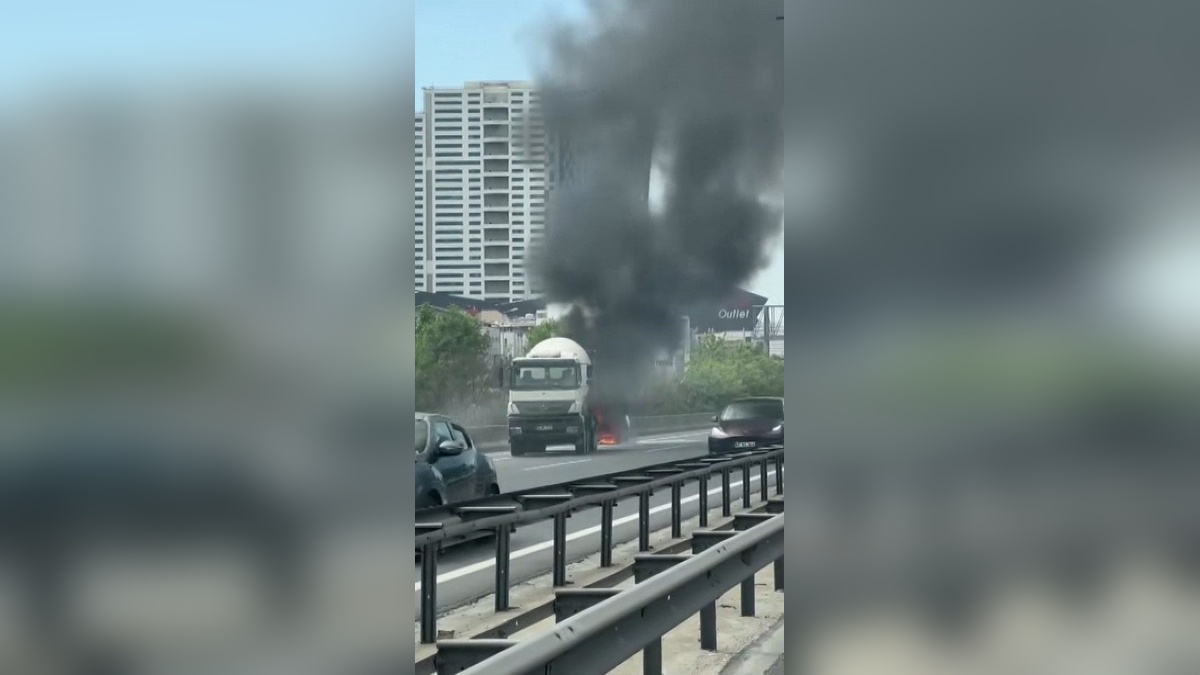 Basın Ekspres'te otomobil alev alev yandı: Beton mikseri şoförü müdahale etti