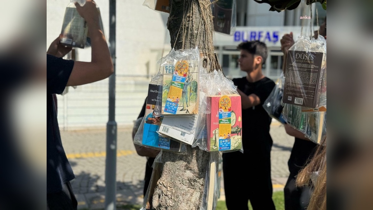 Bursa'da kitaplar ağaçlara asıldı: Okuduğun kitabı getir, ağaca dönüşsün