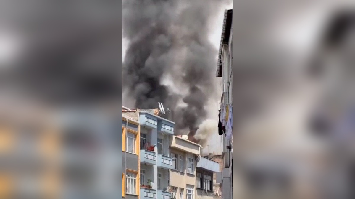 Bayrampaşa'da çatı yangını