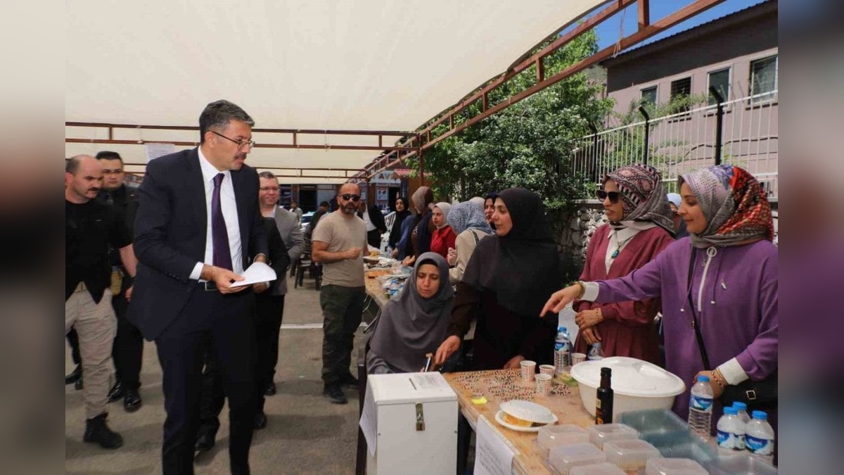 Hakkâri'de H. Sait Camisi için hayır çarşısı