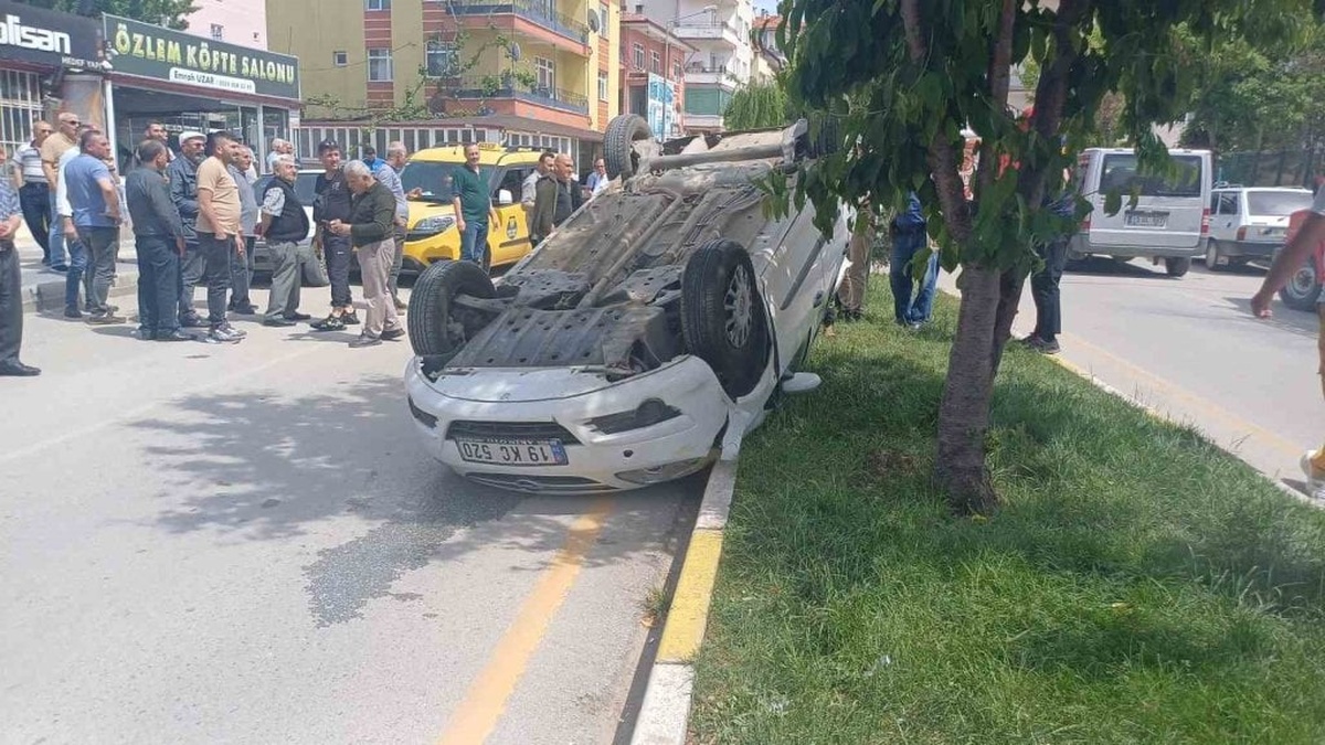 Çorum'da trafik kazası: İki araç çarpıştı, biri takla attı
