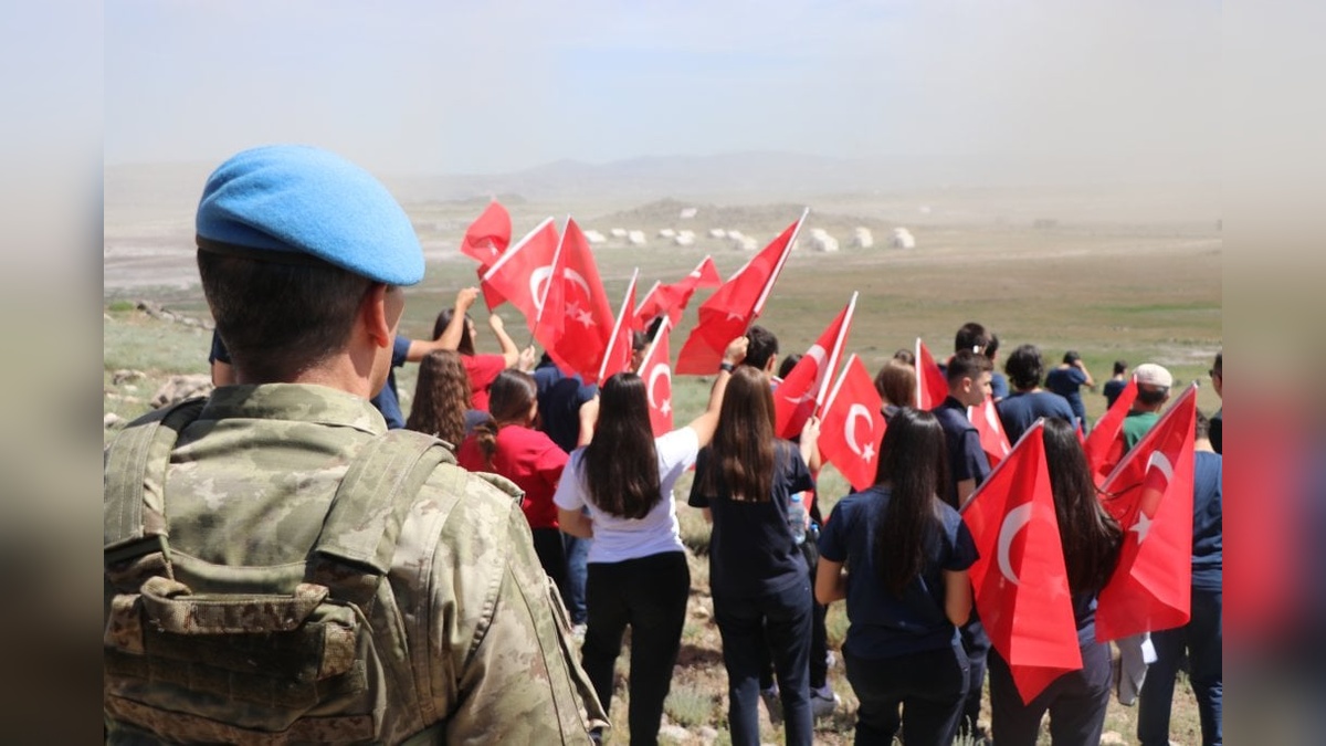 Erciyes 2025 Tatbikatı'nda Mehmetçik öğrencilerle buluştu