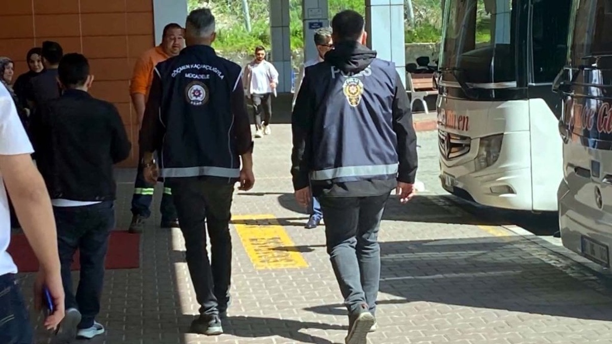 İçişleri Bakanı Yerlikaya: 49 göçmen kaçakçılığı organizatörü yakalandı