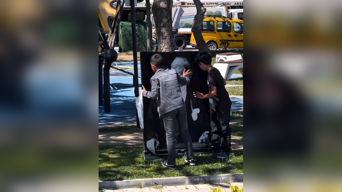 Şarköy Belediyesi'nden anlamlı 19 Mayıs deneyi: Vatandaşlar Atatürk portresini düzeltti