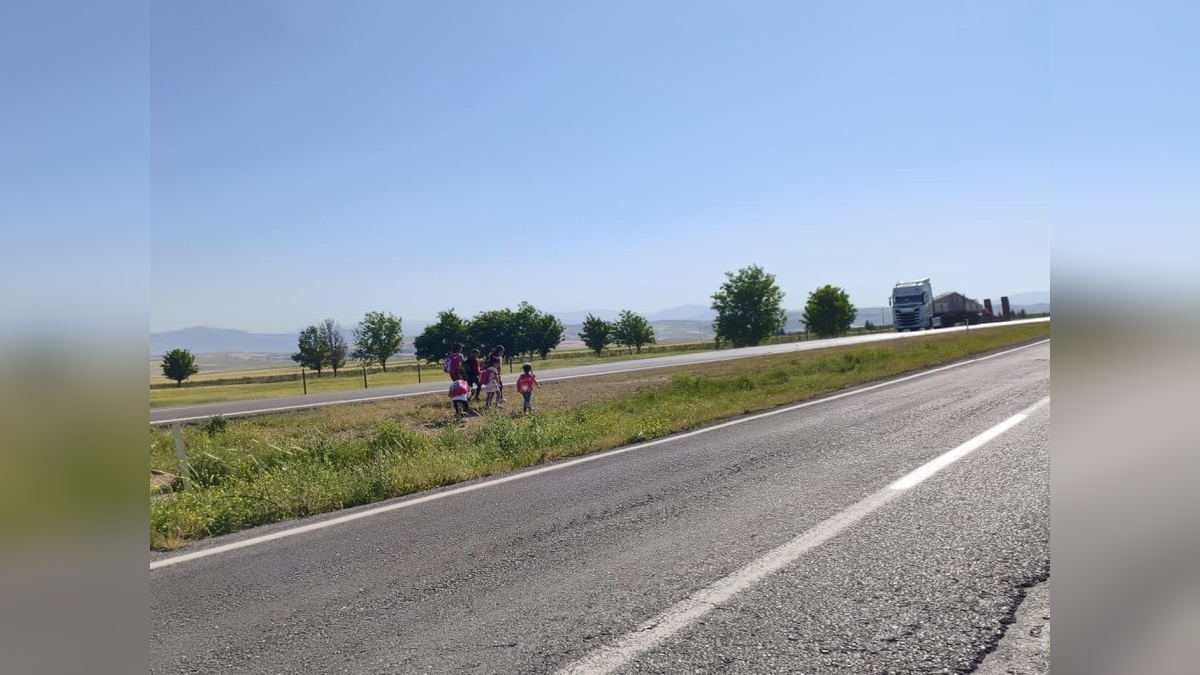 Siirt'te öğrenciler okula gitmek için tehlikeli yolda yürüyor