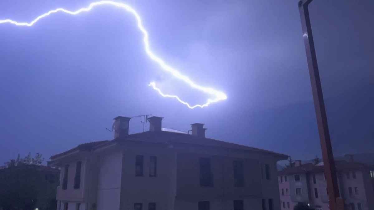 Bolu'da yıldırım düştü