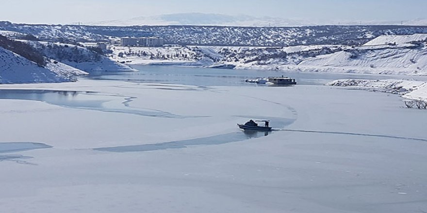 Tunceli'de baraj gölünün yüzeyi buz tuttu