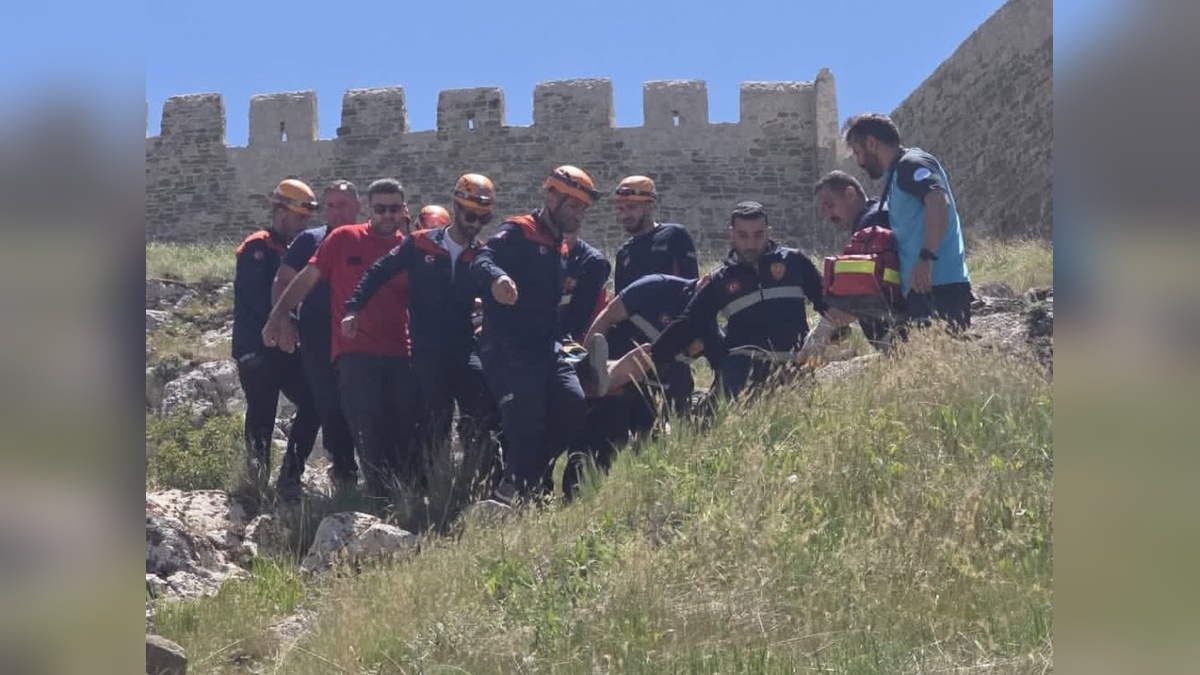 Van Kalesi'nde mahsur kalan vatandaş kurtarıldı