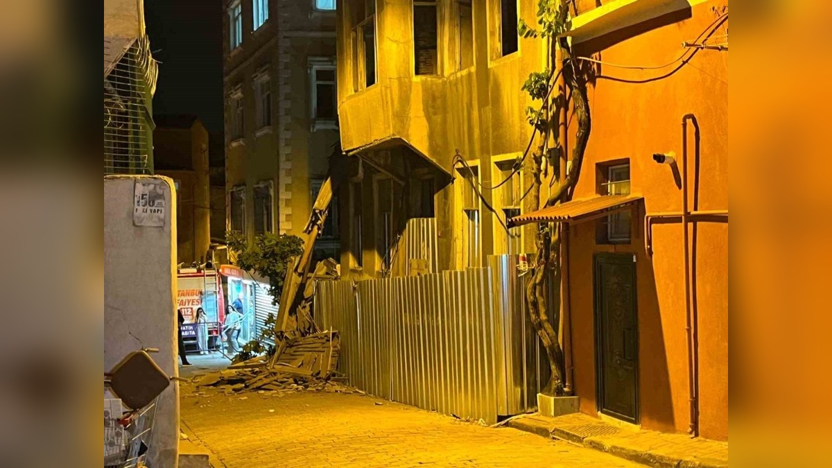 İstanbul Fatih'te metruk bina çöktü