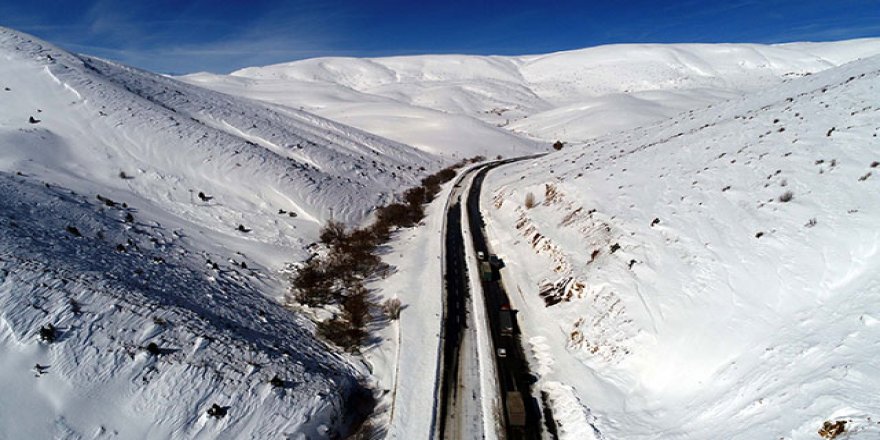 Kayseri'de çığ düşen yol, 17 saatte ulaşıma açıldı