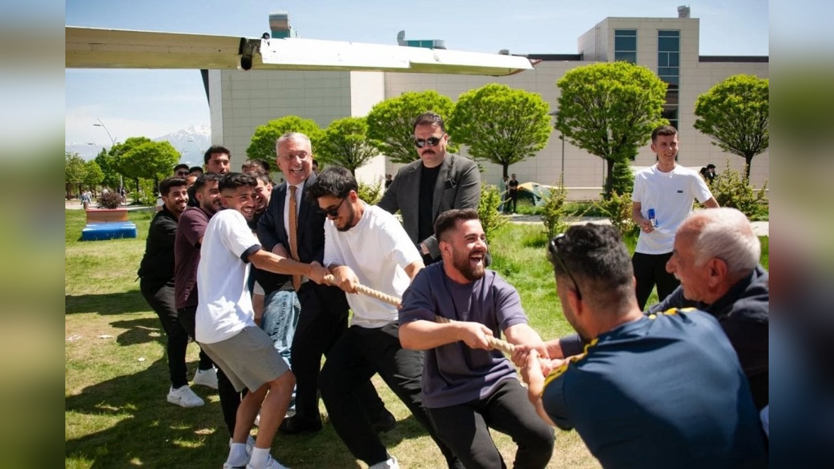 EBYÜ Bahar Şenlikleri'nde Tazelenme Üniversitesi rölref sergisi açıldı
