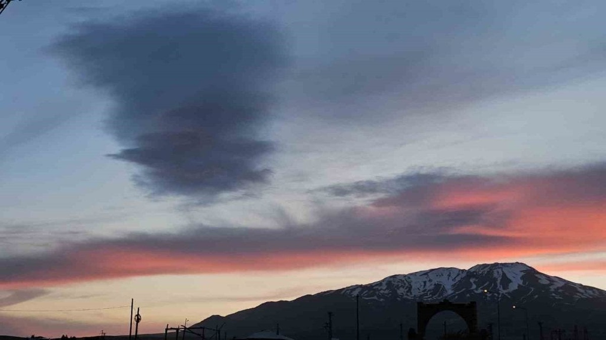 Süphan Dağı, gün batımında kızıl bir şölene ev sahipliği yaptı