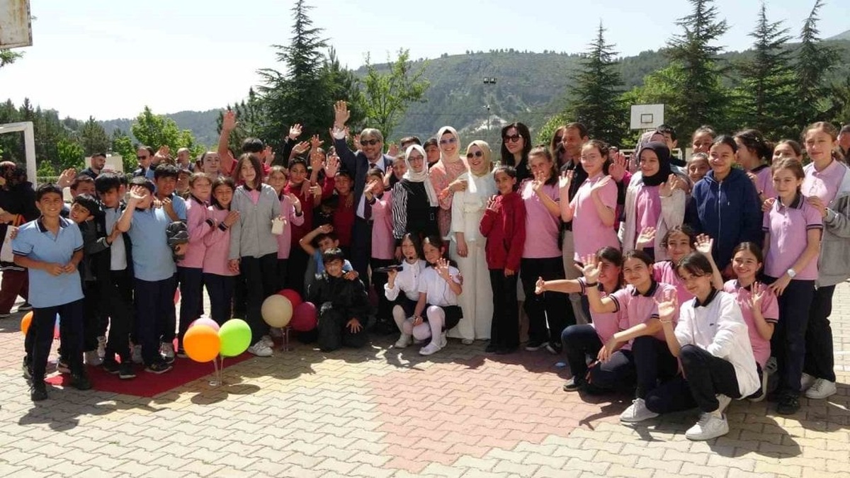 Kütahya Adnan Menderes Ortaokulu'nda görsel sanatlar sergisi ve roman kahramanları festivali düzenlendi