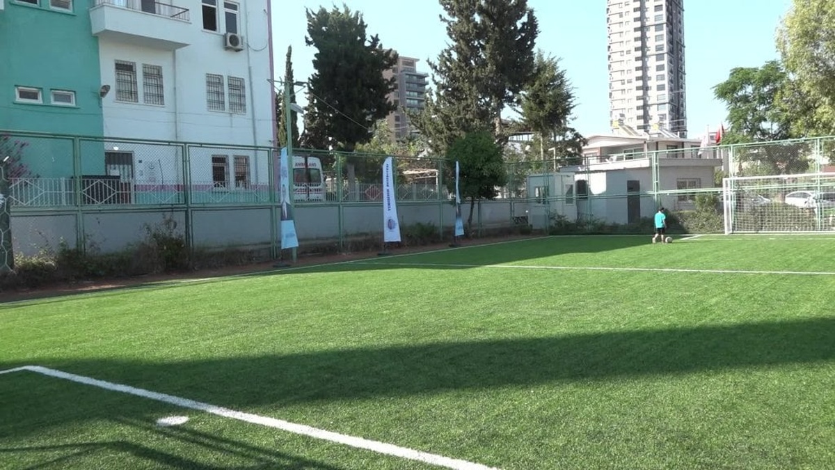 Yenişehir Belediyesi'nden 50. Yıl Mahallesi'ne yeni halı saha