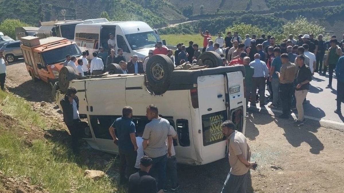 Hakkari'de servis minibüsü kazası: 13 öğrenci yaralandı