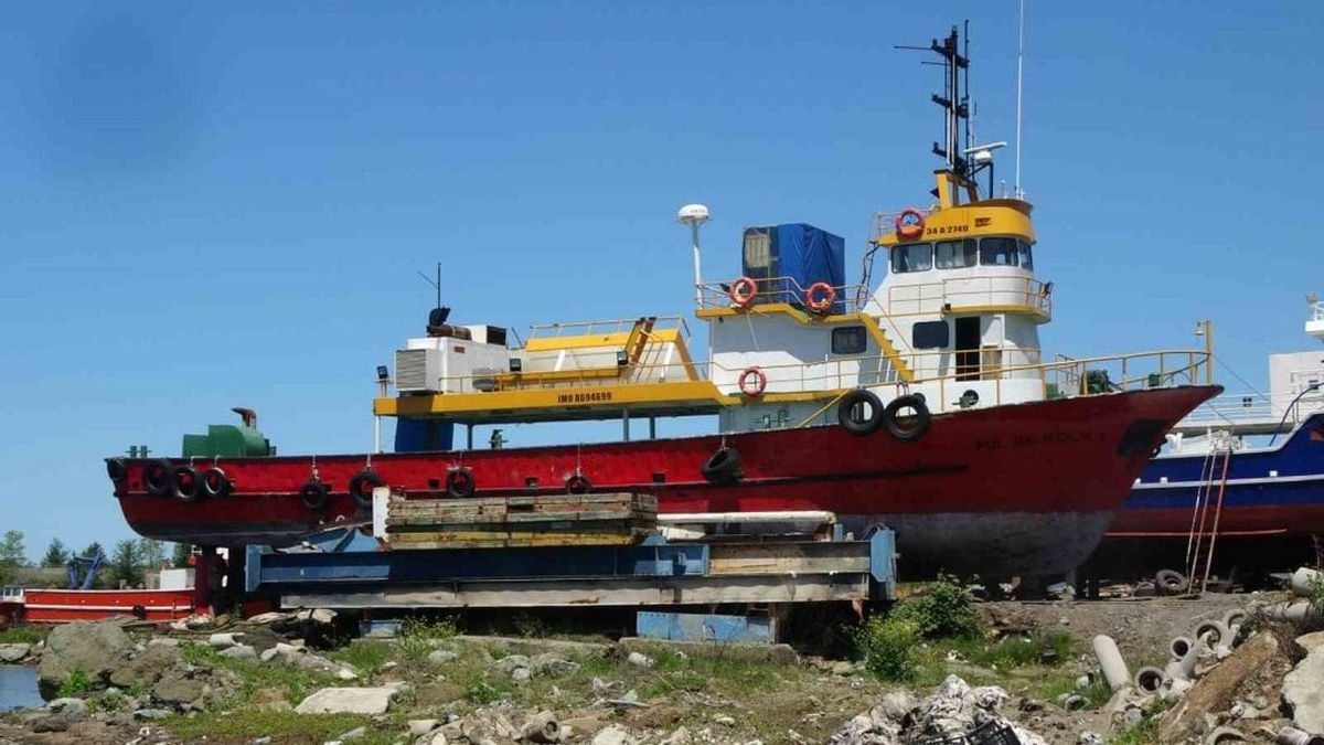 Trabzon'da balıkçı tekneleri bakımda