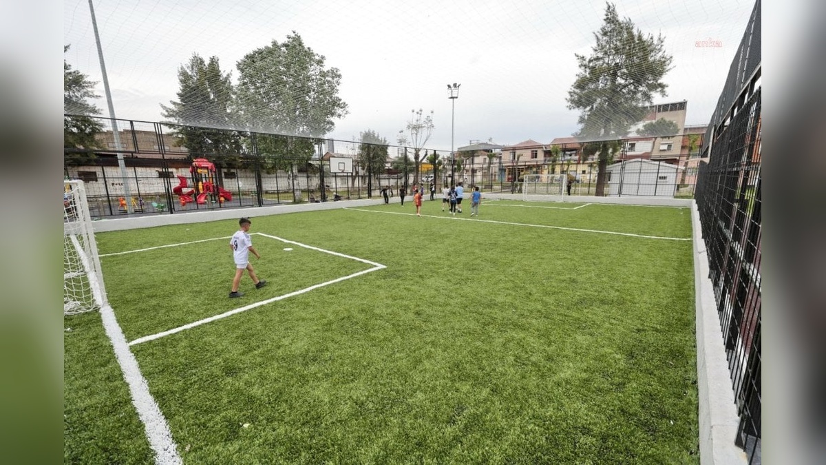 Konak Belediyesi Yenidoğan Parkı’na modern halı saha kazandırdı