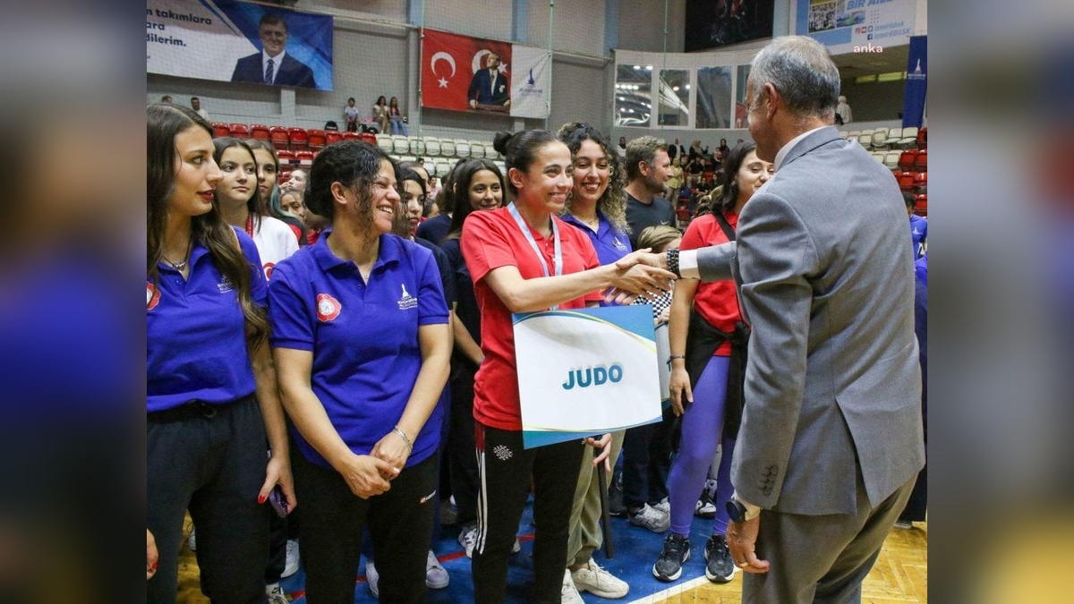 İzmir Büyükşehir Belediyesi Spor Kulübü’nden 19 Mayıs coşkusu