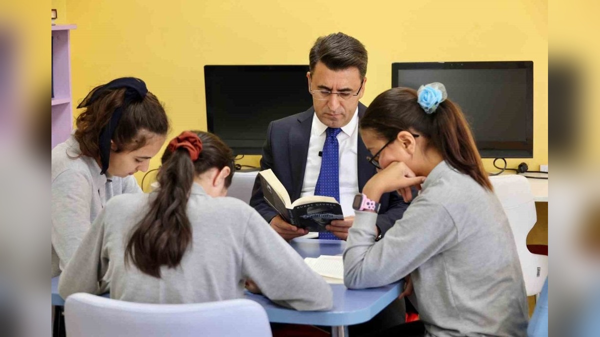 Vali Aygöl, Yenipazar'daki okullarda öğrencilerle kitap okudu