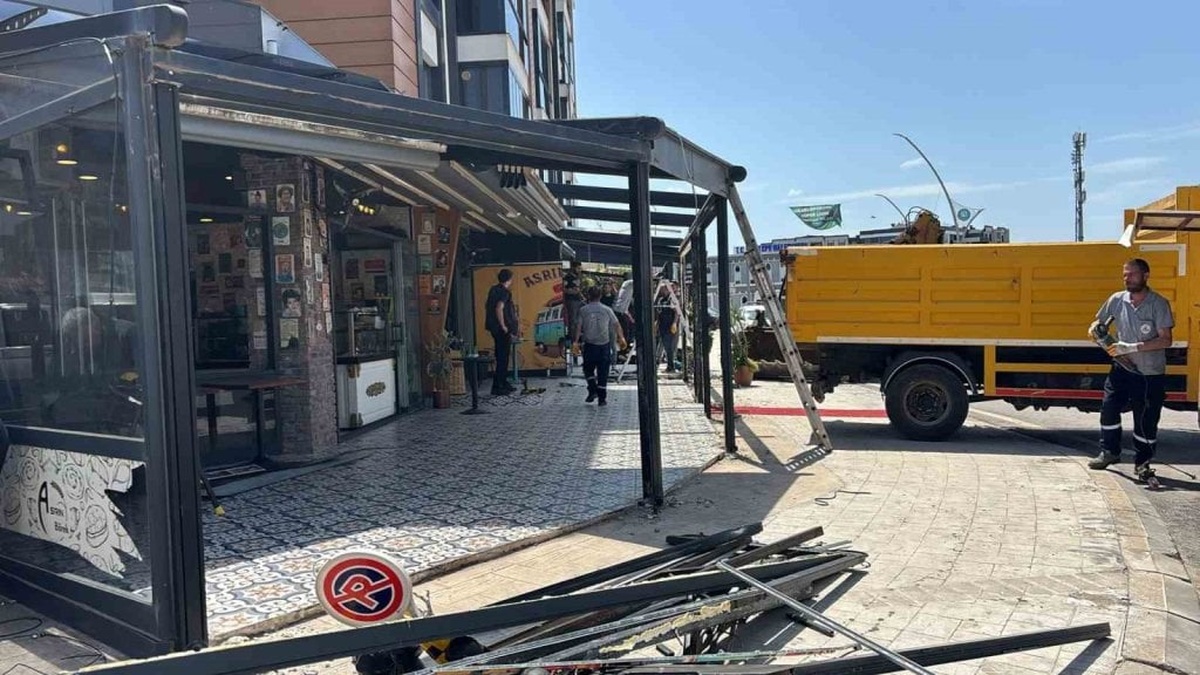 Kartepe'de ruhsata aykırı iş yeri eklentileri yıkıldı