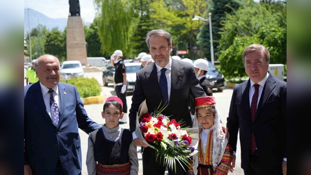 Enerji Bakanı Bayraktar, Erzincan'da temaslarda bulundu