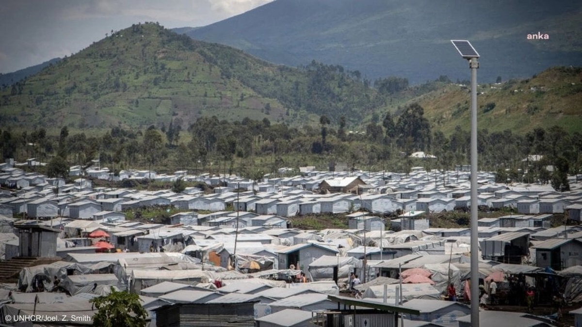 İngiltere'ye göç yarı yarıya azaldı: İltica başvuruları ise rekor kırdı