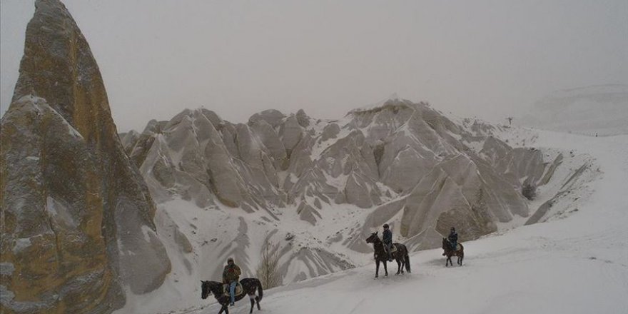 Turistler karla kaplı Kapadokya'yı at sırtında ve arazi araçlarıyla keşfediyor
