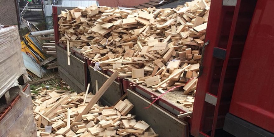 Hayırseverin bağışladığı odun, yarım saatte tükendi