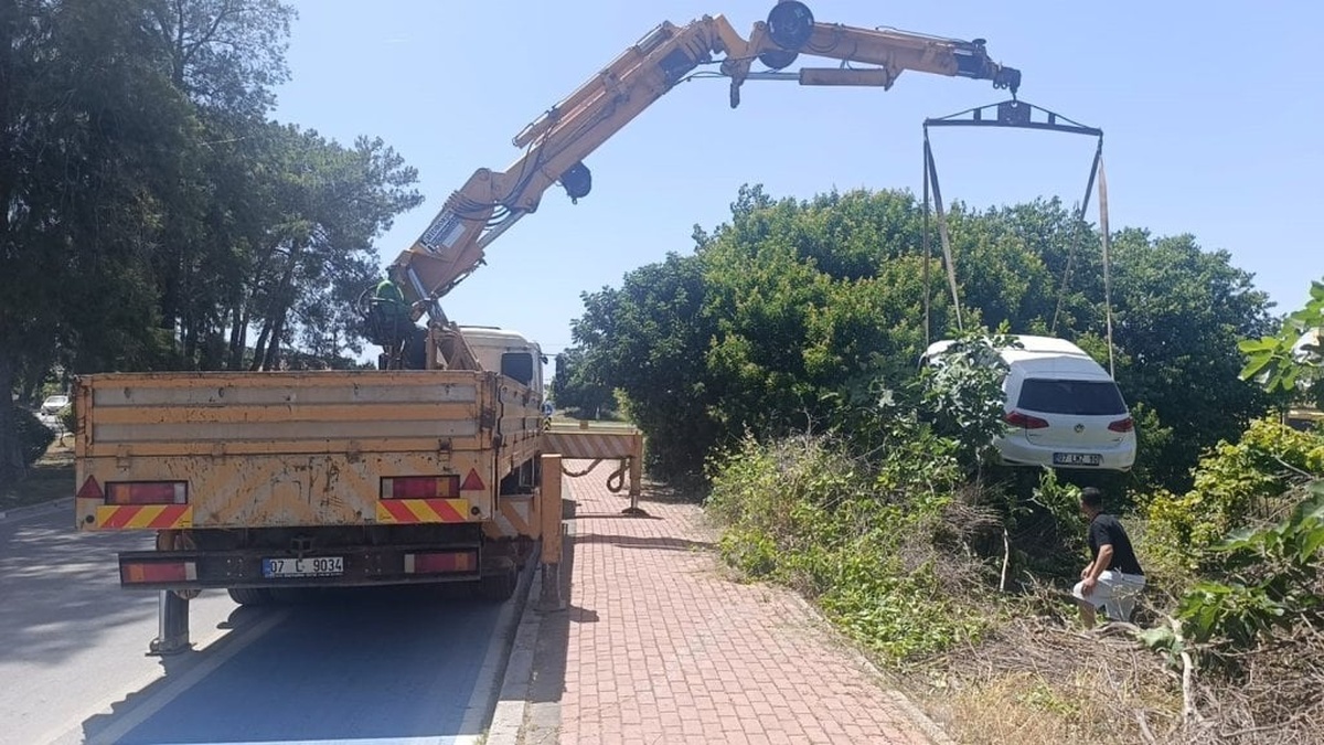 Manavgat'ta virajı alamayan otomobil bahçeye uçtu: Bahçe sahibi isyan etti