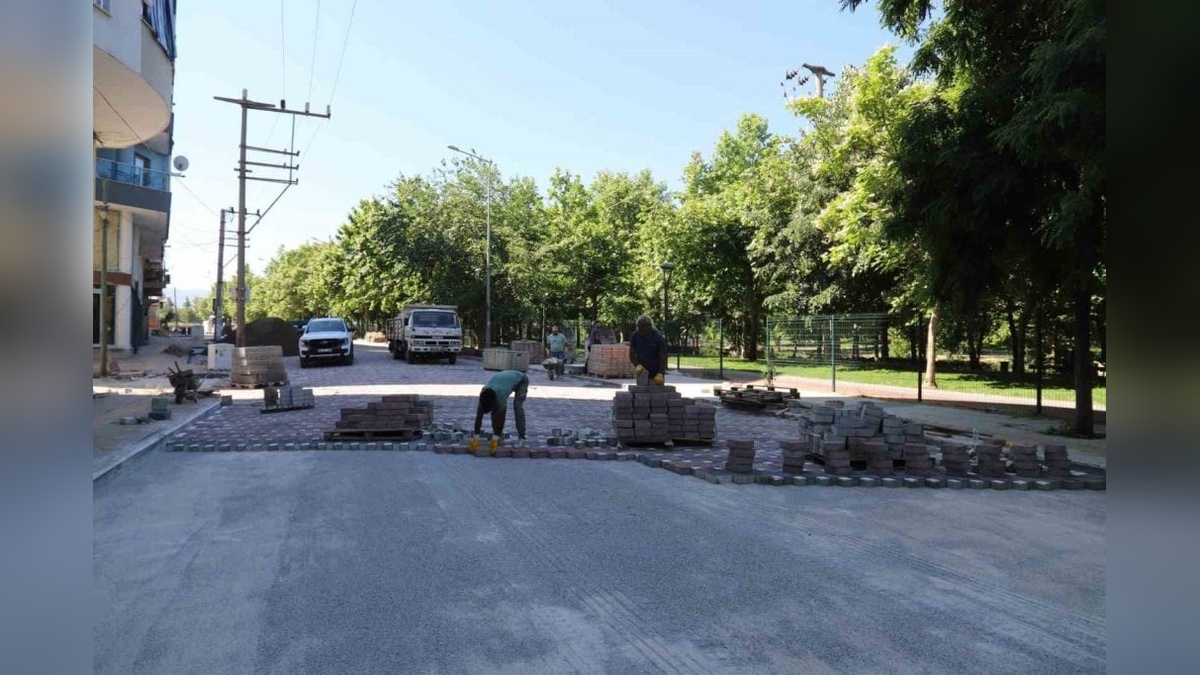 Turgutlu'da yol yenileme çalışmaları devam ediyor