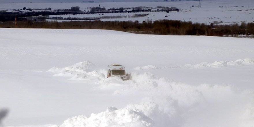 Doğum sancıları tutan kadın, 5 saatlik karla mücadele sonunda hastaneye ulaştırıldı