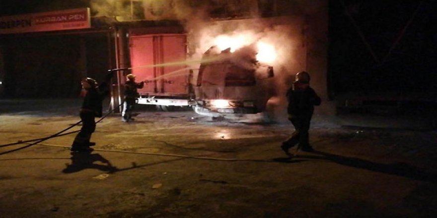 Park halindeki kamyonet, alev alev yandı