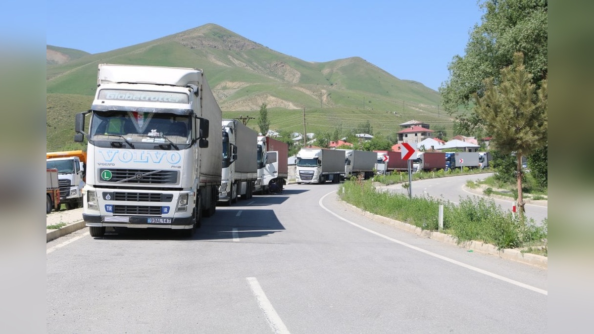 Esendere Gümrük Kapısı'nda 3 kilometrelik TIR kuyruğu: İran gümrüğündeki sistemsel sorun yoğunluğa neden oldu
