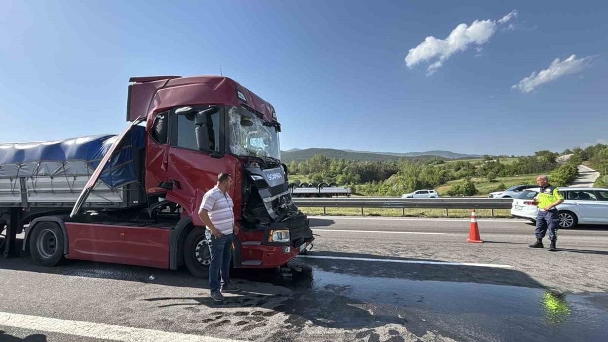 Bolu'da TEM Otoyolu'nda 4 tırın karıştığı zincirleme kaza: 2 yaralı