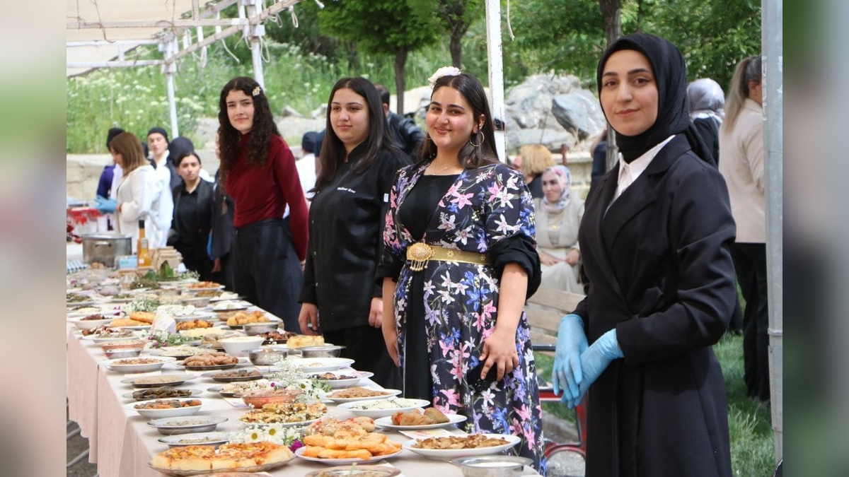 Hakkari'de 1'inci Yöresel Ot Festivali düzenlendi