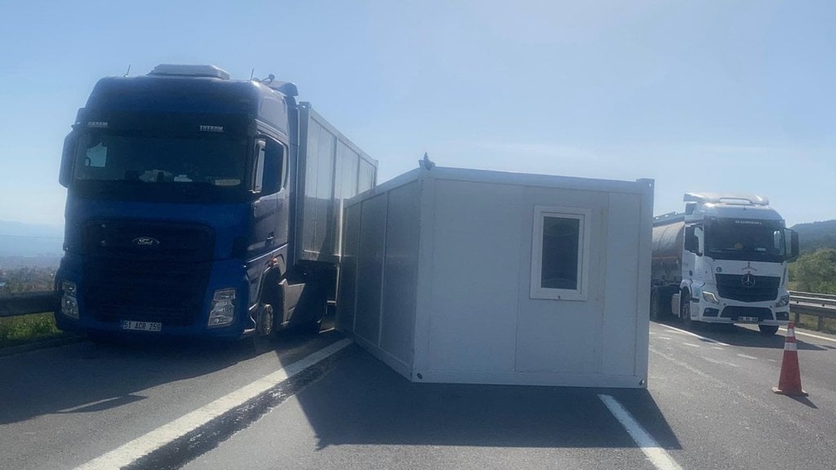 Bolu'da 4 TIR'ın karıştığı zincirleme kaza: Ankara istikameti trafiğe kapandı