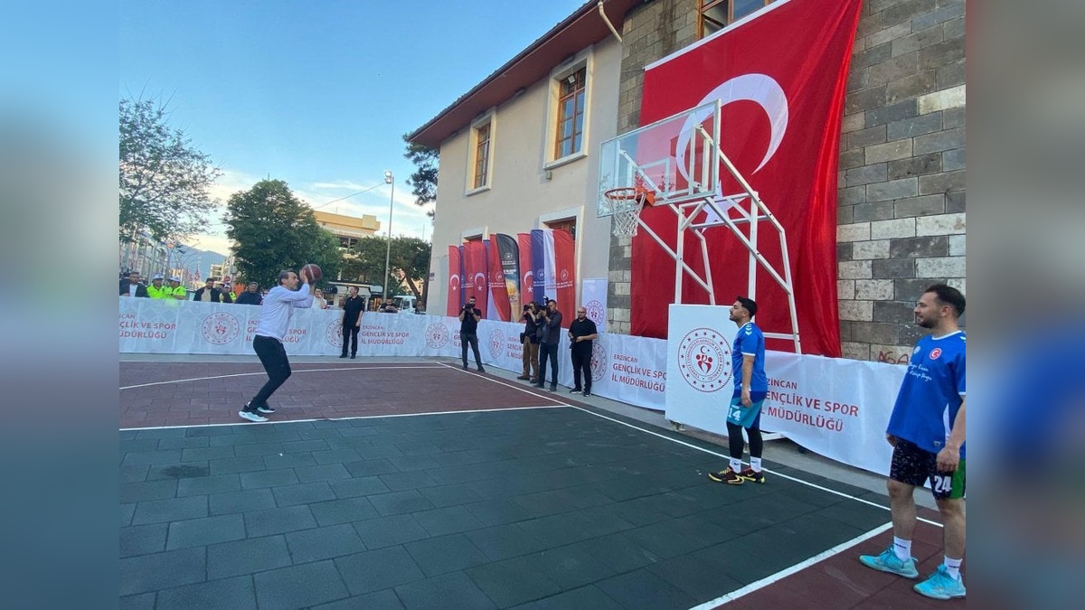 Bakan Bayraktar, gençlerle basketbol ve masa tenisi oynadı